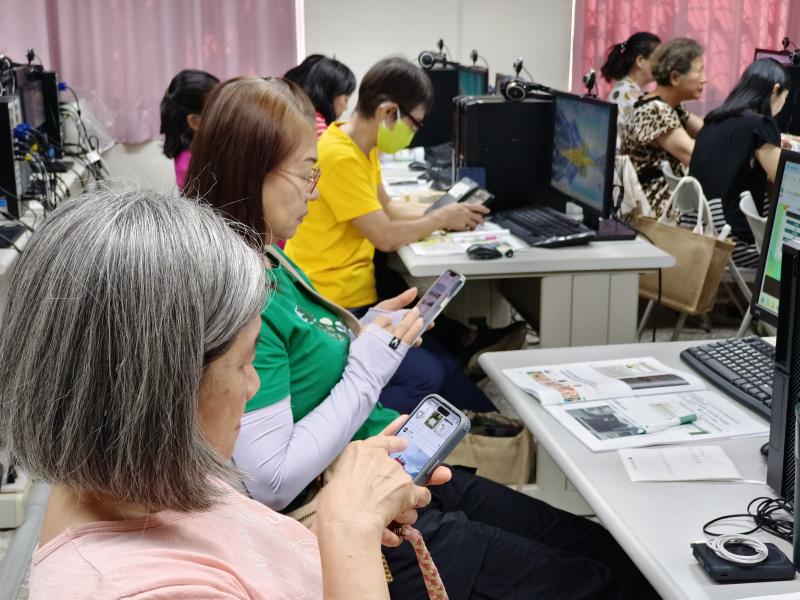學員們專心練習整理手機內的照片與資料，學習如何分類相簿、刪除重複影像、清理不必要的檔案