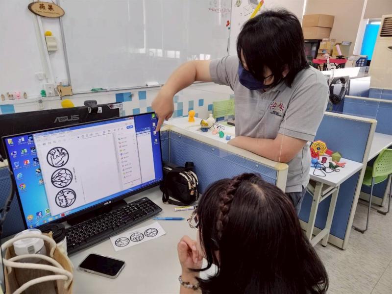 老師溫暖指引，陪伴學員將平面畫作化為3D數位夢想。