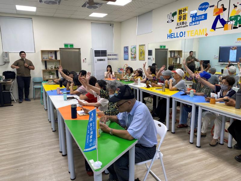 課程中,老師先介紹行動支付的概念與生活中的應用,說明透過手機即可完成購物、付款及查詢交易紀錄,讓大家了解數位工具帶來的便利性。
