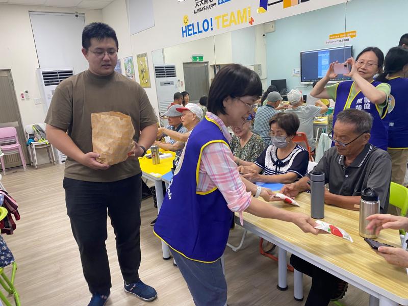 課程最後,老師帶領大家實際操作訂購麥當勞餐點,讓學員親身體驗線上點餐與行動支付流程。當餐點送達時,大家都感到十分新奇與開心,也深刻感受到數位服務帶來的便利與效率。