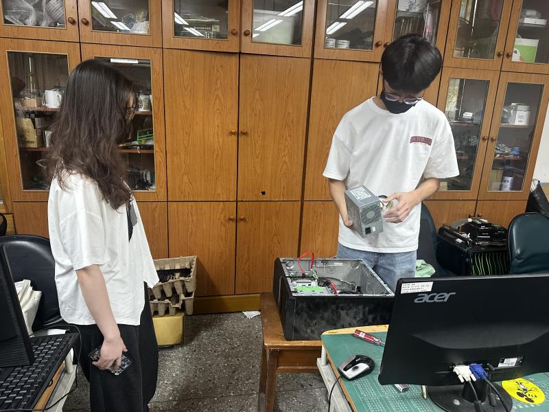 參訓學員進行檢定考試電腦硬體裝修拆裝電腦練習
