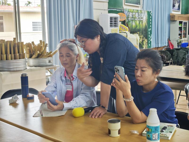 講師生動地解說利用AI工具來進行短影音的企劃概念與分鏡腳本設計,並分享手機拍攝的實用技巧。學員們熱烈互動,了解如何運用影像說故事。透過掌握腳本企劃與視覺美感,學員能運用短影音創意呈現地方特色,進而推動農村旅遊行銷,為農業觀光注入數位轉型的新