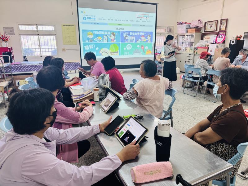 老師介紹平台中的「學習一點通」，讓學員能夠依照自己的興趣與需求搜尋各類學習影片。另一項則是平台中的「學習一把罩」。透過回答題目進行知識挑戰，不僅能檢視自己的學習成果，還能累積學習積分，增添學習樂趣。