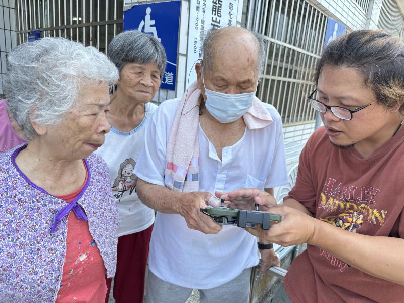 老師協助學員操作空拍機-3