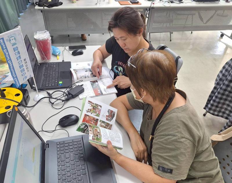 學員們運用工具，練習操作雜誌編排的美感設計。
