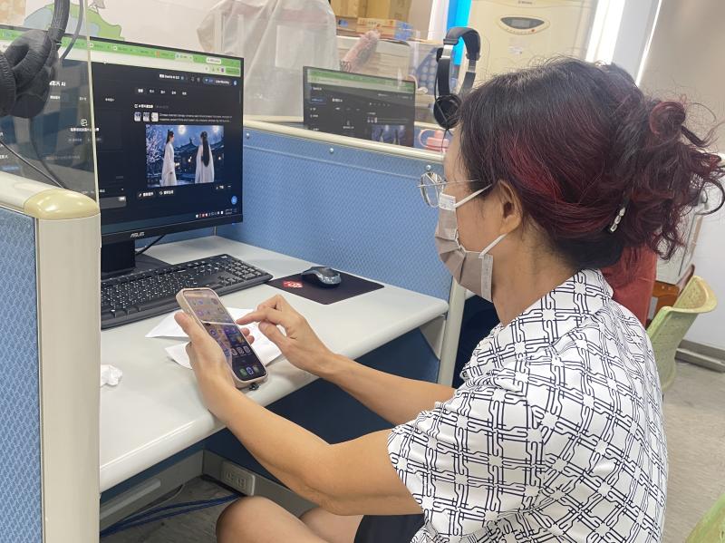 學員專注操作AI，見證珍貴影像生動重現。