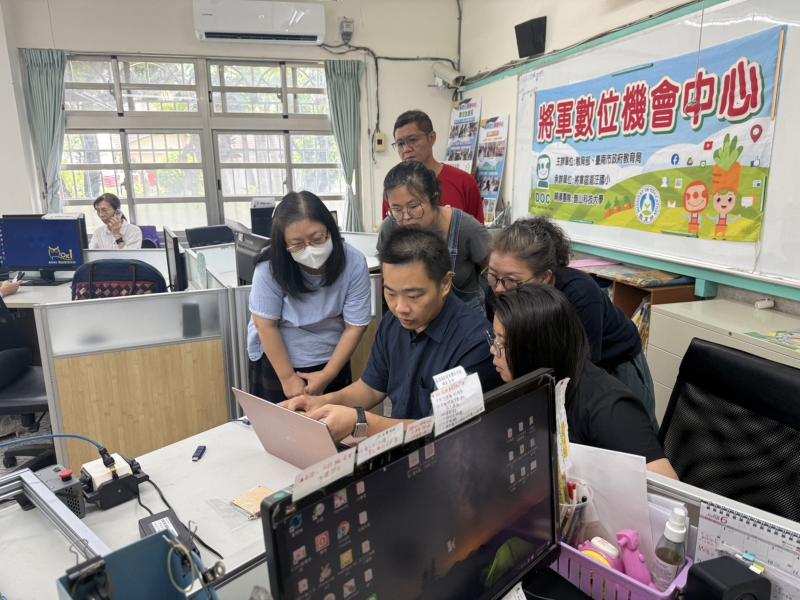 老師親自操作幫學員介紹課程互動軟體介紹，讓學員可帶回專屬創作的作品。