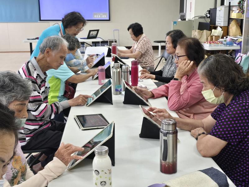 老師觀看學員操作情形。
