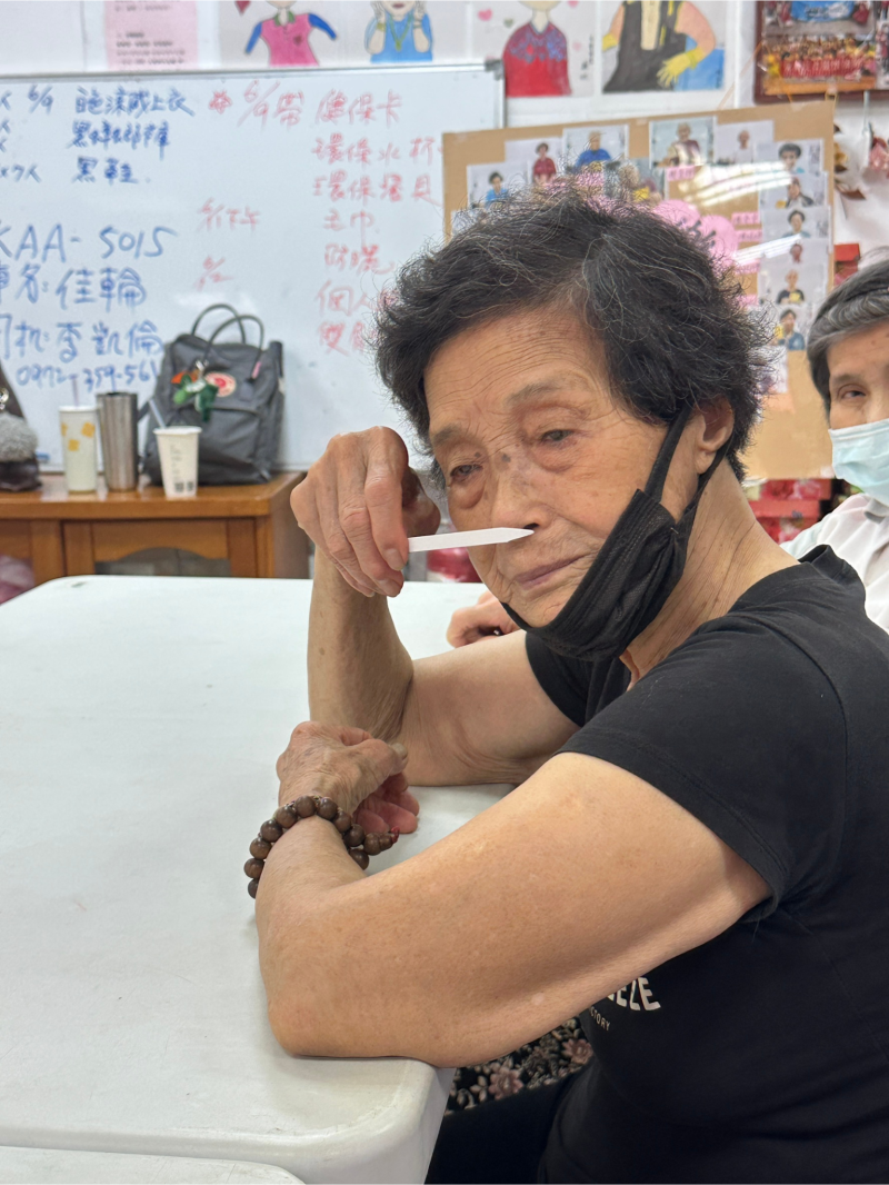 課程一開始運用講師準備的試香紙帶領學員認識不同的香氣。