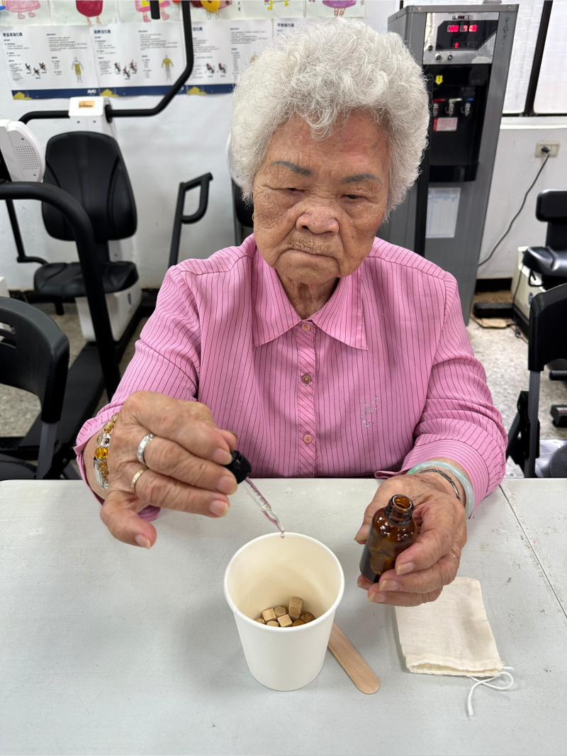 學員們選擇自己喜歡的香氣做疊香創作