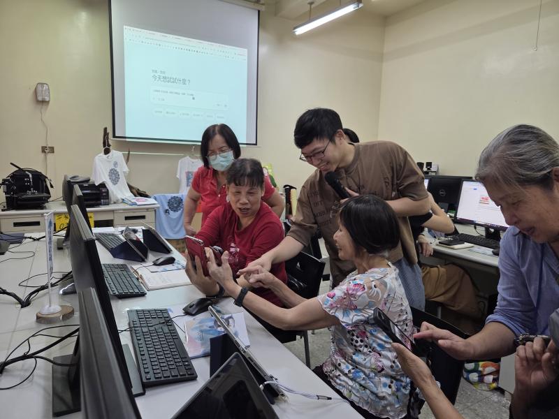 畫完茶園精靈後，老師帶著大家用AI來賦予小精靈人物設定，讓小精靈對土地的貢獻藉此被大家看見！