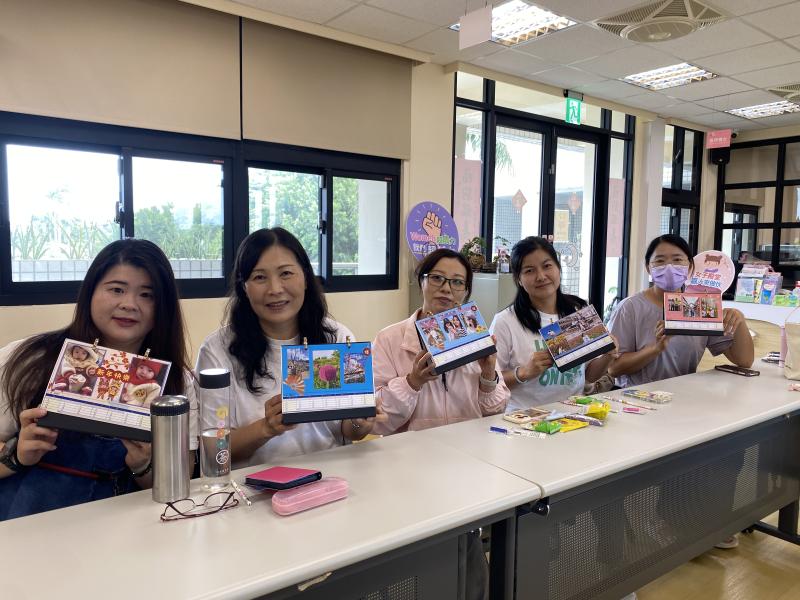 在 Canva 的教學之外，我們透過分享照片與創作故事進行深入交流；將平凡的日常點滴，透過數位編排賦予全新視角，讓時光積累的記憶，蛻變為獨一無二、足以珍藏的藝術品。
