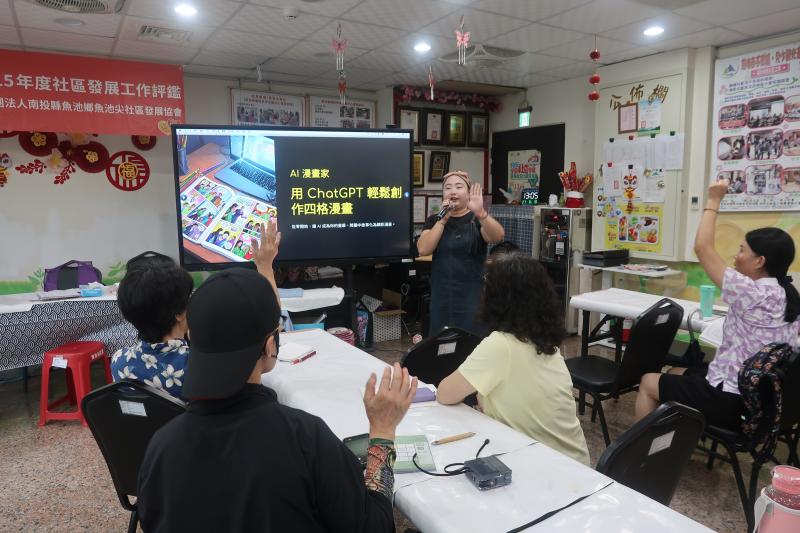 學員們熱烈舉手發言參與互動，在輕鬆的氛圍中學習數位應用能力。
