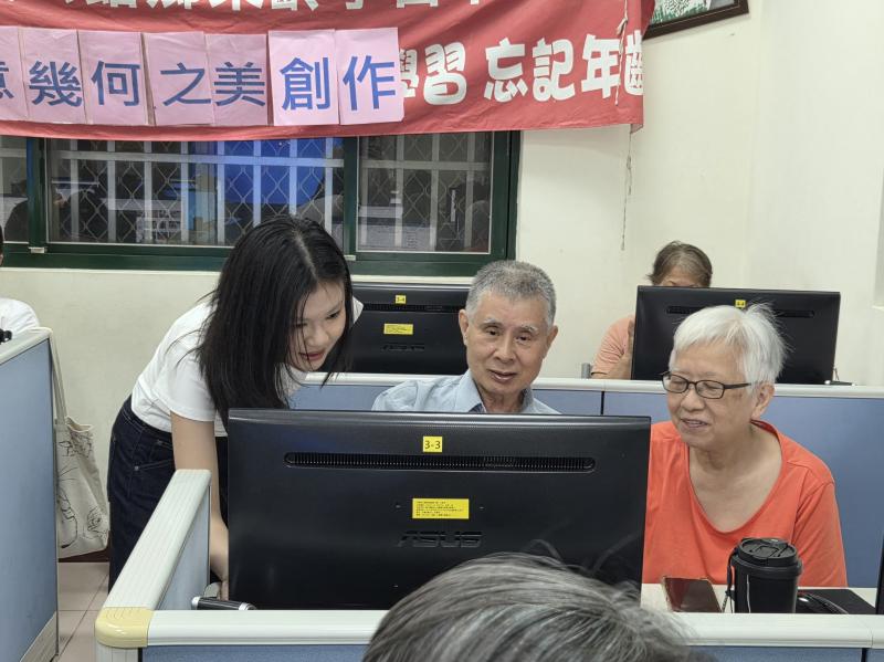 在思考完想要撰寫的主軸後，老師帶著大家運用AI工具進行擴寫及了解如何避免AI提供錯誤資訊，讓小誌內容盡量不出差錯！