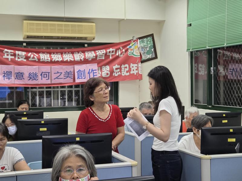 在完成素材準備後,老師開始教大家使用較入門的排版軟體canva來進行小誌編排,從思考畫面層級及閱讀動線等等開始思考,學員們也紛紛與老師進行討論。