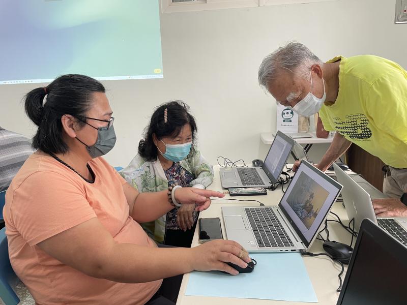繪本製作過程，相互欣賞交流並調整內容。