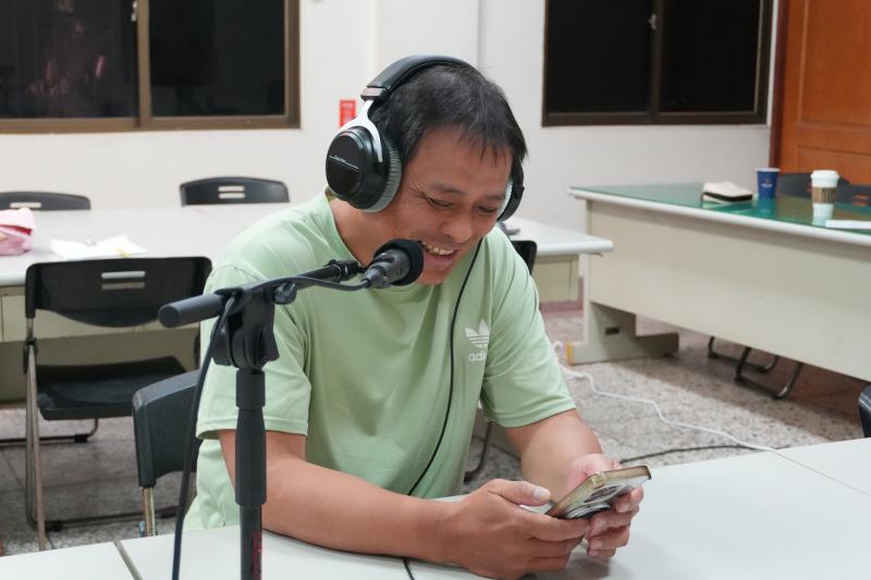 課程中學員們運用自己的照片作為創作素材，回顧生命中的珍貴片段。老師也引導學員善用 AI 工具協助整理思緒、潤飾文稿，讓故事內容更加完整且富有感染力。分享內容涵蓋與家人的溫馨互動、親近自然的旅行體驗、難忘的畢業旅行合照，以及參與海邊淨灘等充滿