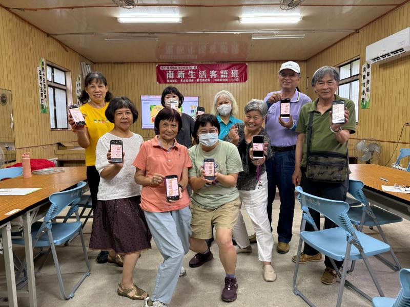 學員們利用AI智能安排旅遊行程