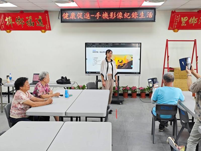 學員正在實際操作 老師當模特