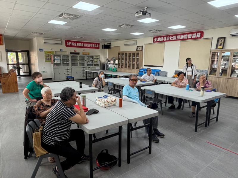 老師正在跟學員欣賞網路拍攝影片