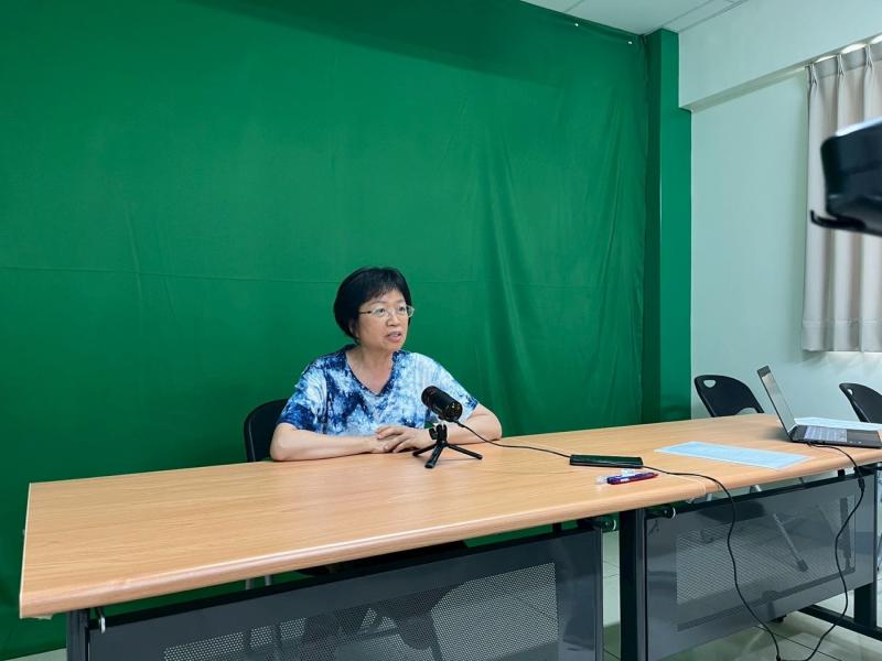 學員宋麗玉對鏡頭聊起自己訂婚那年剛好是頭城搶孤復辦的同一年