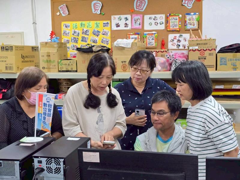 愛清老師與數位小幫手們共同協助學員學習如何將自己剪輯完成的影片上傳至影音平台，並透過實際示範與一步步操作，引導學員使用手機完成上傳流程