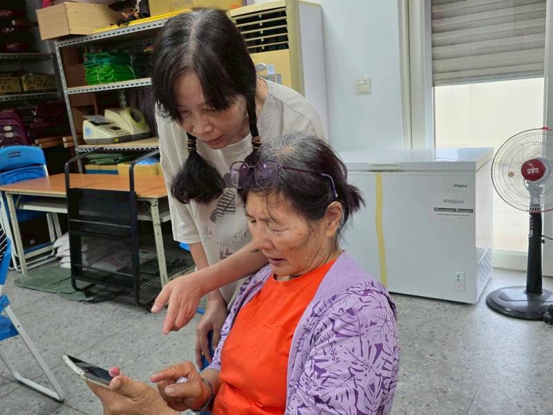 課程進行中，當學員在上傳影片時，配樂的操作上遇到疑問時，立即舉手提問