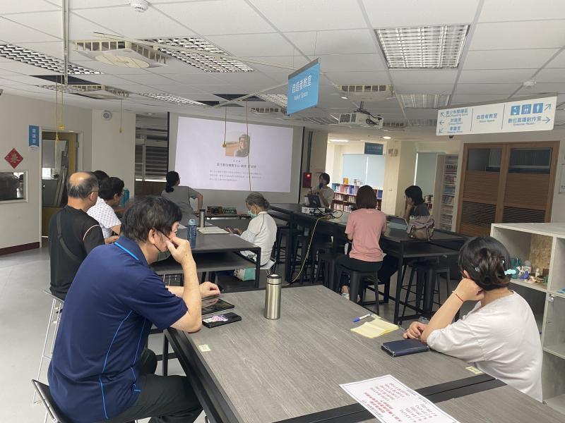 老師詳細介紹了 Pixel Studio App 的操作技巧，從工具使用、色彩搭配到圖案設計，都以淺顯易懂的方式一步步引導學員完成自己的作品。