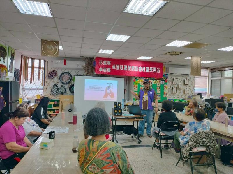講師介紹165反詐騙專線及官方LINE帳號，善用官方資源保護自身財產與個人資料安全。