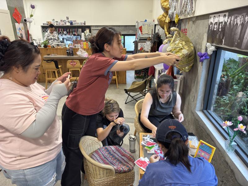 講師帶領學員透過不同的視角進行拍攝，抓出商品適合的拍攝角度