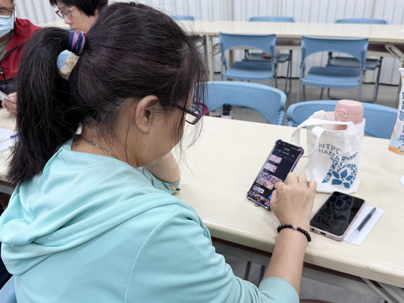學員使用手機，挑選剪輯素材