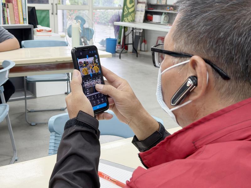 學員使用手機，練習操作剪輯APP