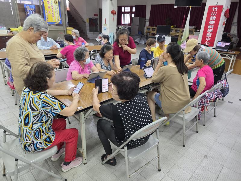 在講師深入淺出、手把手的耐心指導下,課堂氣氛很快從「怕點錯鍵」變成了「不斷發出驚呼聲」。