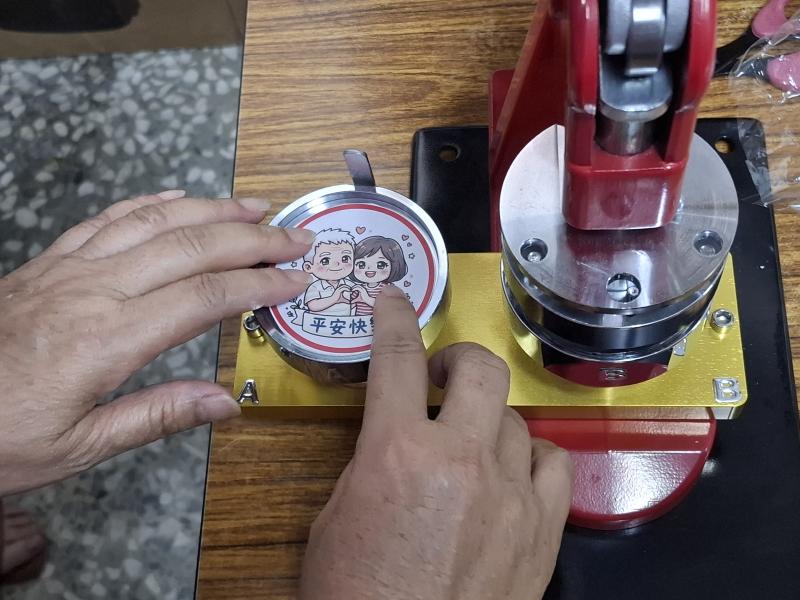 AI 生圖製作成特色胸章