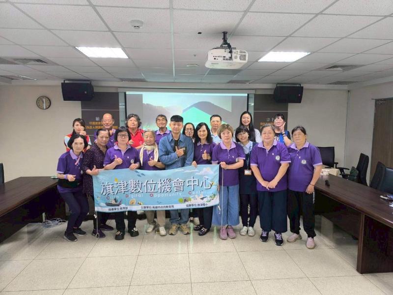 課程圓滿結束後，學員們開心齊聚留下大合照，臉上洋溢著滿滿笑容。