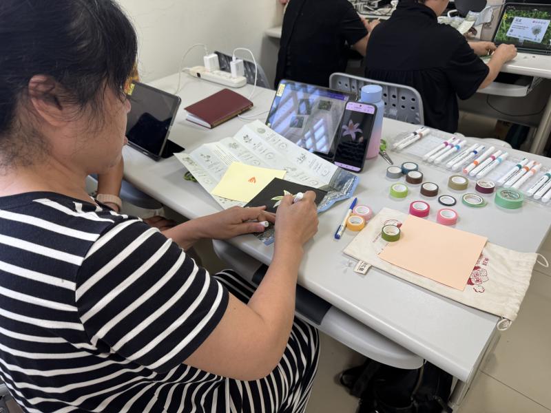 隨後，課程進入了「數位科技與手作美學」的跨界融合。學員們拿出手機，拍下自己剛剛手繪的溫度圖騰並上傳，透過AI魔法將線條轉化為精緻的印花與包巾示意圖。當看著彼此獨一無二的設計在螢幕上呈現，大家忍不住此起彼落讚嘆：「天啊！這真的太好看了！」接著