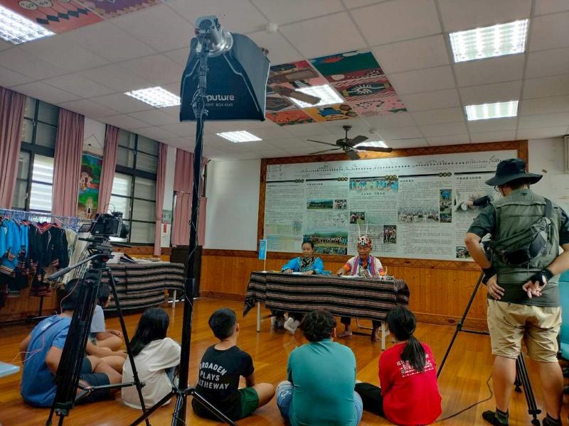 我們在卓樂國小族語教室建立一個小錄影現場，帶孩子們一起錄影。
