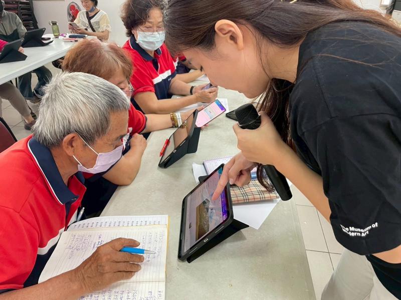 學員很認真，邊上課邊作筆記