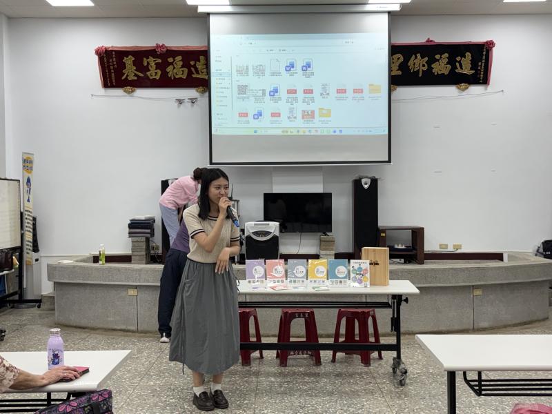 老師在課程剛開始，透過生活案例分享，用比較輕鬆的方式跟學員們聊AI