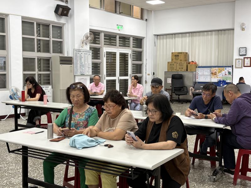 講師帶領學員學習提示工程，讓大家在課堂中實際操作