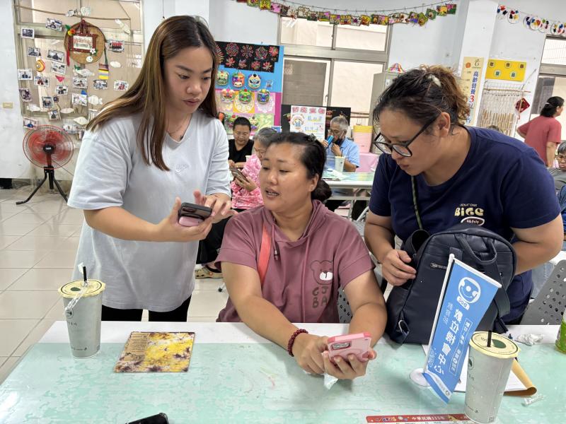 講師協助學員使用手機修圖