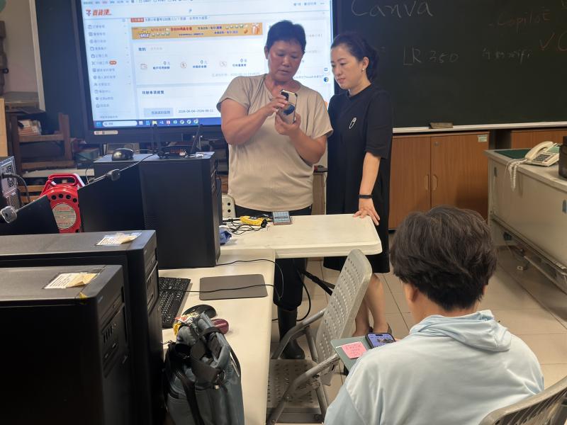 店家小農學員向老師請教下載註冊及登入7-ELEVEN賣貨便的操作步驟.