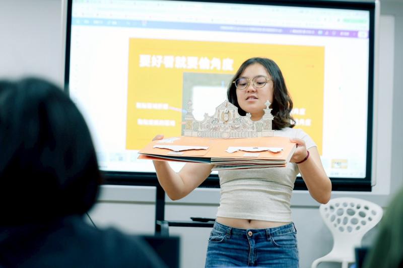 老師講解立體結構畫面