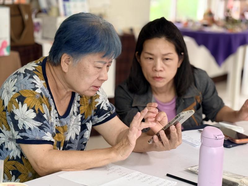 在講師細心引導下，逐漸掌握操作技巧，並成功產出兼具美感與地方特色的設計成果。現場不少學員更立即將成果分享至社群平台，展現滿滿成就感。