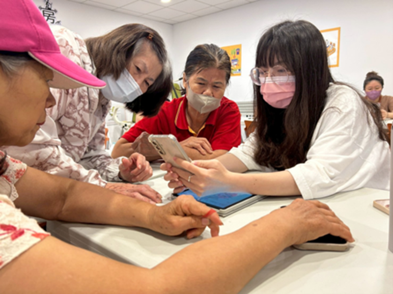 原本只是指導其中一位學員，過不久，其他長輩都圍過來聽，大家都很積極地在學習！