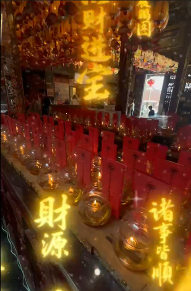 學員以自己拍攝的西螺福興宮畫面，去剪輯影片，呈現出廟中虔誠卻不失溫暖的氛圍。   （以上為作品中擷取的畫面）