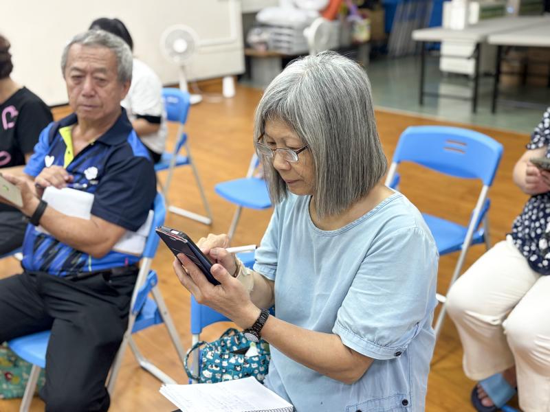 老師引導學員從音階、節奏到旋律線條的設計，並示範如何結合 AI 工具強化創作。