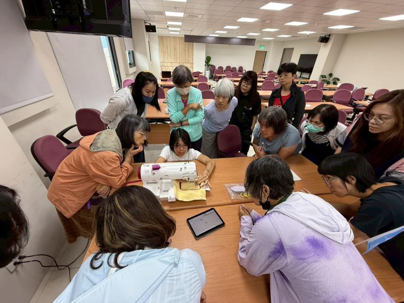 許多學員在短短4小時內便能快速上手,自行操作電繡機完成作品。