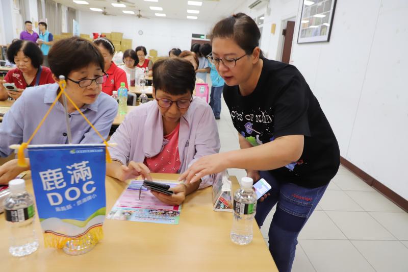 生態系培訓後的志工協助民眾如何使用無聲傳送