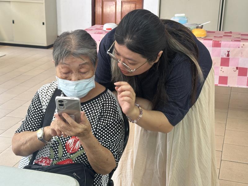 老師指導新學員手機操作上問題及line照片相簿儲存技巧.